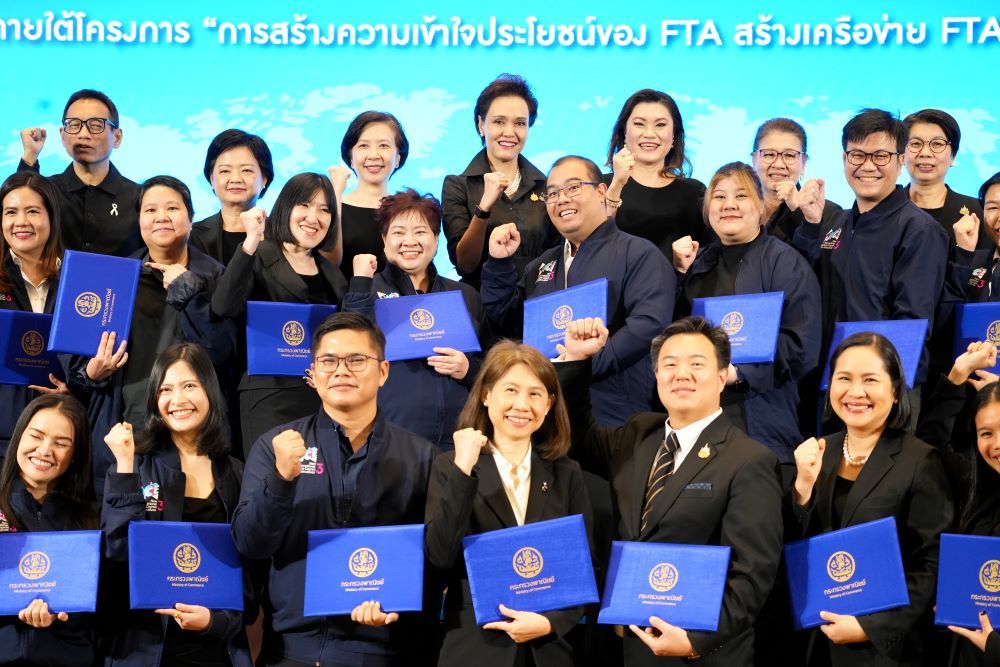 นางศุภจี สุธรรมพันธุ์ รัฐมนตรีว่าการกระทรวงพาณิชย์ เป็นประธานมอบประกาศนียบัตรแก่ผู้สำเร็จการอบรมหลักสูตร “การค้าระหว่างประเทศสำหรับผู้บริหารยุคใหม่” หรือ NIC2E รุ่นที่ 3  เมื่อวันศุกร์ที่ 12 ธันวาคม 2568 ณ ห้องประชุมบุรฉัตรไชยากร กระทรวงพาณิชย์