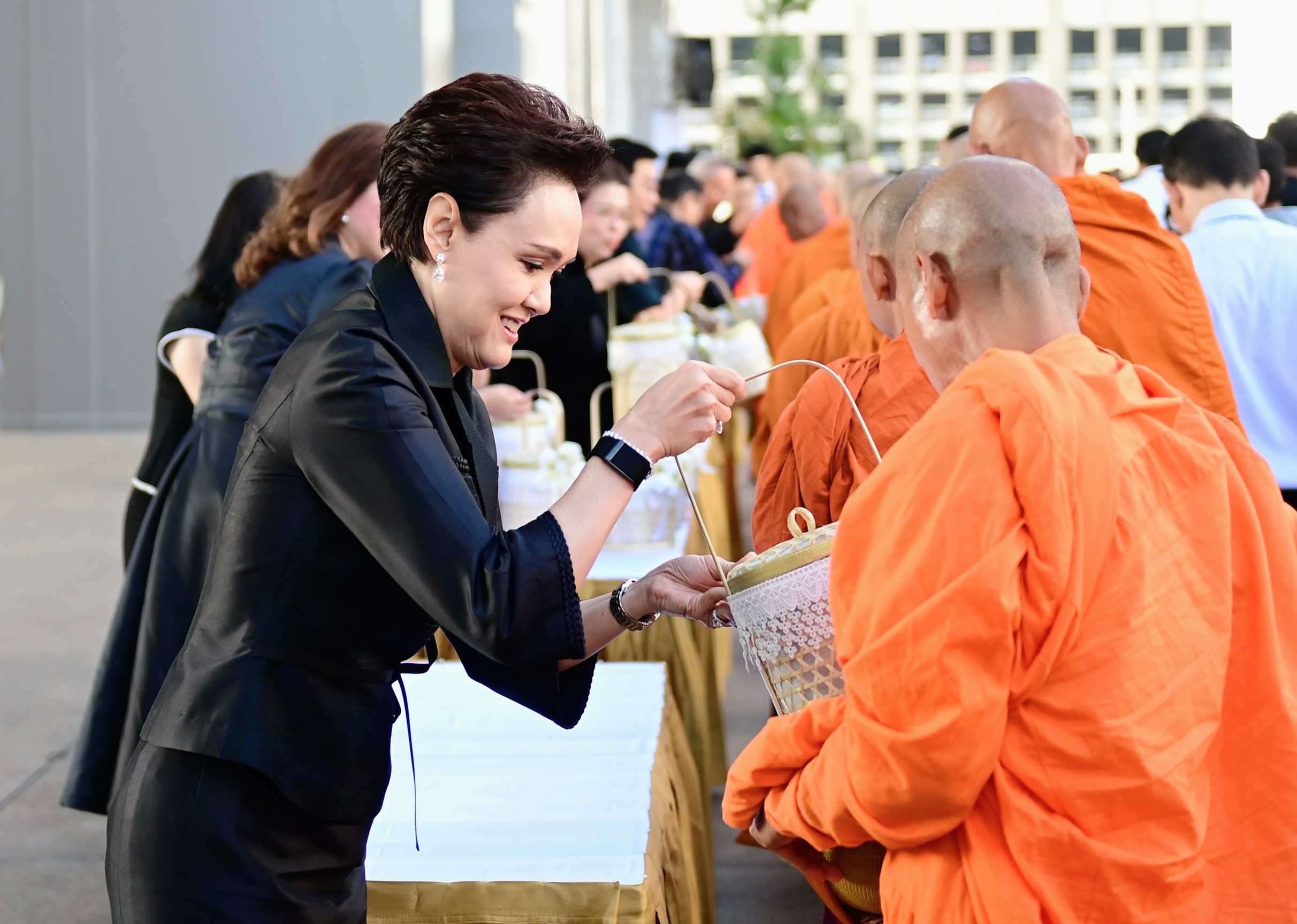 นางศุภจี สุธรรมพันธุ์ รัฐมนตรีว่าการกระทรวงพาณิชย์ พร้อมด้วยคณะผู้บริหารกระทรวงพาณิชย์ ข้าราชการและเจ้าหน้าที่ในสังกัดกระทรวงพาณิชย์ ทำบุญตักบาตรพระสงฆ์ 9 วัด จำนวน 99 รูป เนื่องในโอกาสวันขึ้นปีใหม่ พุทธศักราช 2569  เมื่อวันจันทร์ที่ 5 มกราคม 2569 ณ กระทรวงพาณิชย์